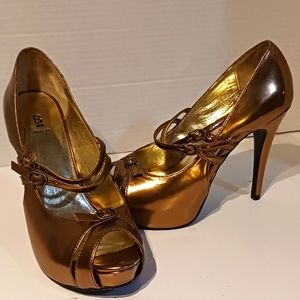 BAKERS GOLD 4 INCH HIGH HEELS sz.‎ 6 1/2
